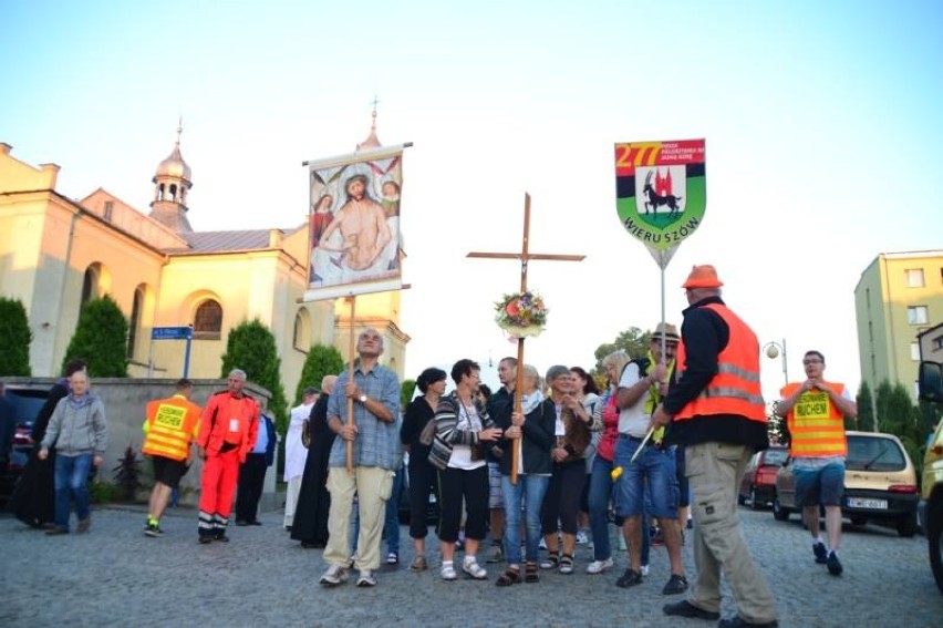 Pielgrzymi z Wieruszowa wyruszyli na Jasną Górę[Zdjęcia]