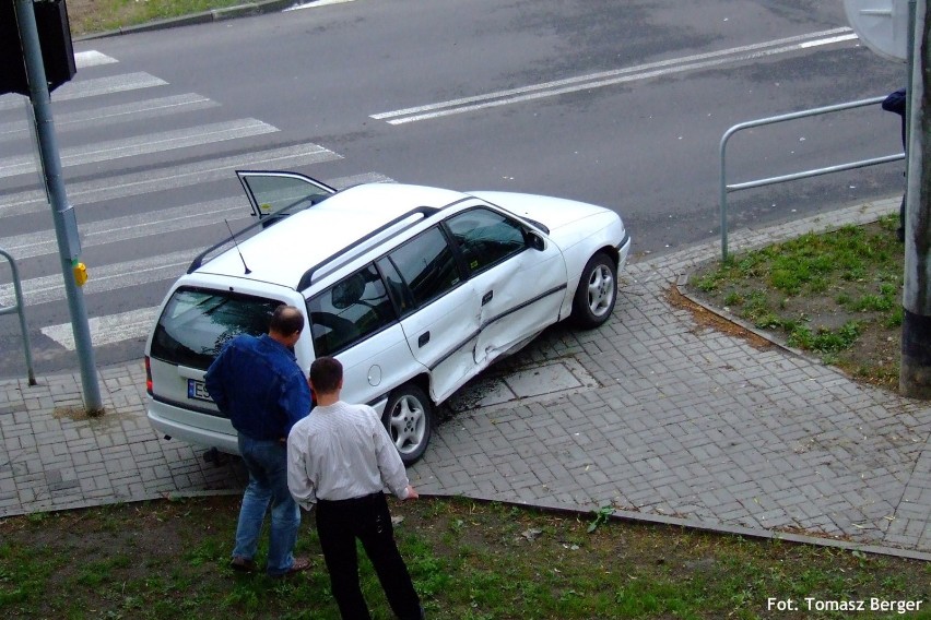 Kierowca tego samochodu jechał ul. Żwirki i Wigury. Fot....