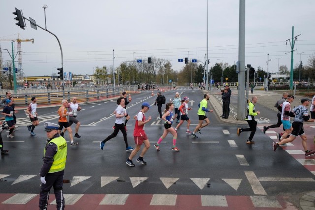 W niedzielnym półmaratonie wzięło udział około 11 tys. biegaczy.