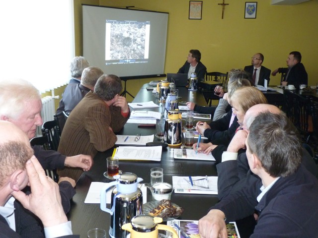 Radni z komisji gospodarki komunalnej pokazali zdjęcia z posiedzenia wyjazdowego do Gałkowic