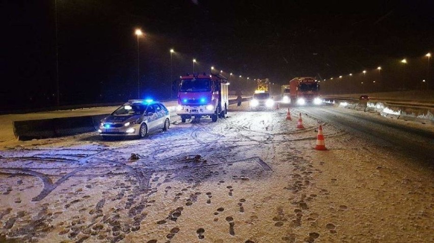 Atak zimy w Śląskiem: Ślisko na drogach. Od rana stłuczki i wypadki [ZDJĘCIA]