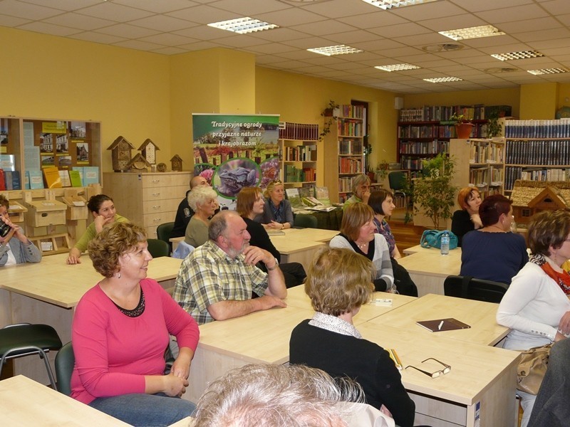 Miejska Biblioteka Publiczna w Chojnicach: Relacja z warsztatów o tradycyjnych ogrodach [FOTO]