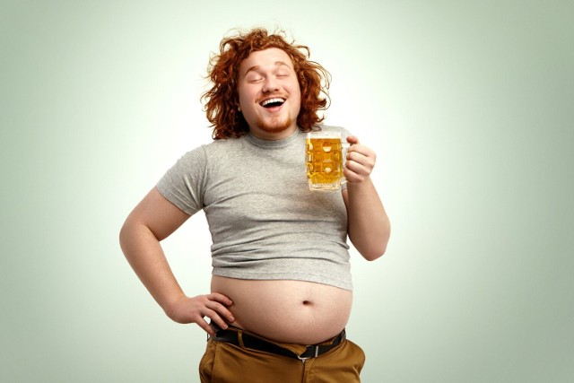 Piwo jest kaloryczne i tuczy, ale nie tylko samo picie piwa prowadzi do nadwagi. Również podjadanie w tym czasie niezdrowych przekąsek i brak ruchu mają na to duży wpływ.
