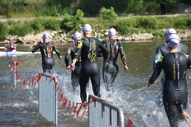 Ludzie z żelaza zawładnęli w niedzielę lewobrzeżną częścią Gorzowa. Rywalizowali w pierwszych w tym roku zawodach z cyklu Samsung River Triathlon Series.