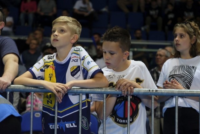 W pierwszym finałowym meczu Energa Basket Ligi koszykarze Polskiego Cukru wygrali 96:89 (19:23, 27:27, 25:17, 25:22) z Anwilem Włocławek. Torunianie rozpoczęli ten mecz nerwowo, trafili do kosza dopiero w czwartej akcji (na 2:5, Kulig). Na początku świetnie blokował Mbodj, ale... był też znakomicie blokowany pod koszem rywali. 

Włocławianie utrzymywali 2-4-punktową przewagę do dziewiątej minuty, w której mieliśmy w końcu remis po 17, po celnych wolnych Śniega. Pierwsza kwarta skończyła się jednak wynikiem 19:23 - sama jej końcówka należała do gości. Torunianie w tej części ani razu nie trafili z dystansu.

Świetnie zaczęli (6:0) drugą kwartę, lecz w tym momencie stracił na jakiś czas koncentrację Lowery i Anwil odzyskał prowadzenie. Dopiero w 17. min. gospodarze trafili pierwszy raz za trzy punkty (Diduszko, było 37:40). Na przerwę obie ekipy schodziły przy rezultacie 46:50. Co gorsza - w końcówce drugiej kwarty skręcił nogę w kostce Wiśniewski. Za to trzecia kwarta należała zdecydowanie do torunian. Wygrali ją 25:17, wyszli na prowadzenie 71:67, ich gra zaczęła się podobać. „Odblokował się”Lowery.

W ostatniej części Polski Cukier  uzyskał prowadzenie 78:70, lecz potem stracił dziewięć punktów z rzędu. Ale potem -  nastąpił koncert. Przede wszystkim Bartosza Diduszki (7 pkt z rzędu), ale nie tylko jego. Blok dodał Kulig, „trójkę”Gruszecki i na 2 min. 21 sek. przed końcem było 88:79. Trener Igor  Milicić wziął czas. Pomogło to tylko na chwilę (4 pkt z rzędu). W końcówce kontynuował swój koncert Diduszko, skończyło się na wyniku 96:89.

- Nie było łatwo, ale w finałach łatwo być nie może - powiedział Aaron Cel. - Grały dwie najlepsze drużyny w Polsce. Były góry i doły w tym meczu, ale tak będzie w całej serii. W momentach „dołów” trzeba trzymać koncentrację na najwyższym poziomie i się nie załamywać. Trzeba grać swoją grę i wierzyć w siebie oraz w kolegów z drużyny. Trzeba grać pełne 40 minut – to jest w tej serii najważniejsze. Mamy nadzieję, że w następnym meczu skuteczność za trzy punkty będzie trochę lepsza i to nam pomoże.

- To pierwsza gra, więc nie będę jeszcze zbyt dużo mówił - stwierdził Dejan Mihevc. - Nie nastąpiło coś, co by nas szczególnie zaskoczyło. Grają dwie najlepsze drużyny. Wierzę, że z meczu na mecz będziemy grali lepiej. Teraz skupiamy się tylko na kolejnym spotkaniu. Czy Rob Lowery zagrał słabiej? To była jego pierwsza aktywność z drużyną od ostatniego meczu. Ma pewne problemy zdrowotne i ostatnio nie trenował. Może potrzebuje więcej czasu, żeby wrócić do rytmu gry. Mimo wszystko Rob wykonał swoją robotę, tak jak powinien. Generalnie trzymaliśmy się planu. Koszykówka to gra błędów, na które trzeba prawidłowo reagować. Musimy zminimalizować liczbę tych błędów i będzie dobrze - powiedział Mihevc.

Wspomniany Wiśniewski, pechowiec dnia, nastąpił na... nogę stojącego przy linii bocznej trenera Dejana Mihevca. Na szczęście skręcenie nogi nie jest poważne. - Do kolejnego meczu jeszcze dwa dni. Zobaczymy, co będzie, ale jestem optymistą - powiedział kapitan Twardych Pierników. - Przeprosiłem już Łukasza. Znalazłem się w złym miejscu o złym czasie. Łukasz tak naprawdę był gotowy do powrotu na parkiet już teraz, ale finały są długie, więc zagrali jednak inni.

Polski Cukier Toruń - Anwil Włocławek 96:89 (19:23, 27:27, 25:17, 25:22)
Polski Cukier:K. Gruszecki 18 (1), D. Kulig 15 (1), C. Mbodj 11,  R. Lowery 6 , Ł. Wiśniewski 2 oraz B. Diduszko 16 (2), A. Cel 10 (1), T. Śnieg 10, K. Sulima 4, M. Umeh 4
Anwil:C. Simon 28 (4), L. Almeida 9, W. Lichodiej 9 (1), K. Łączyński 8 (1), S. Szewczyk 2 oraz A. Broussard 16 (2), J. Zyskowski 10 (1), M. Michalak 3,  I. Wadowski 2, M. Ignerski 2
Statystyki: za 1: 90-72 proc, za 2: 60-54, za 3: 26-34, zbiórki: 38-32, asysty: 25-27, przechwyty: 5-8, straty: 11-11
W sobotę o 18 drugie spotkanie finałowe, ponownie w Toruniu. Rywalizacja toczy się do czterech zwycięstw.

POLUB NAS NA FACEBOOKU

