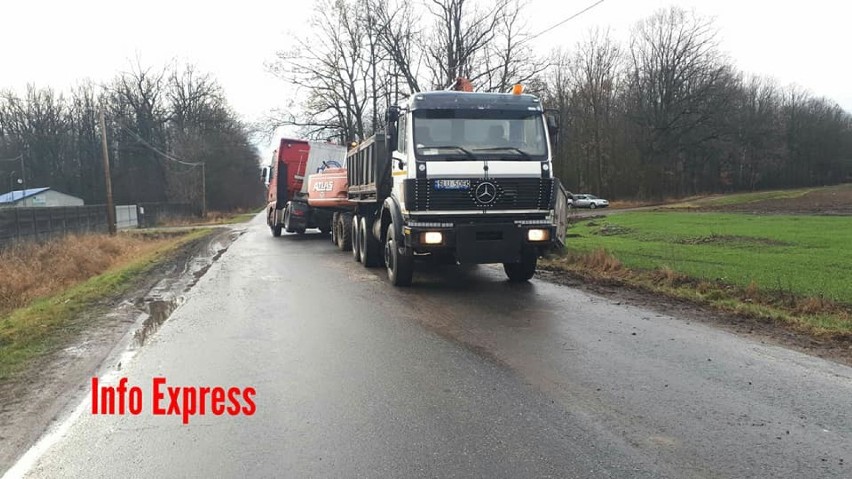 Samochód cieżarowy wpadł do rowu i prawie zablokował ruch na ul. Zawadzkiego w Pawonkowie ZDJĘCIA