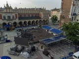 Na Rynku Głównym w Krakowie stanęły trybuny. Salon miasta zamienia się w stadion