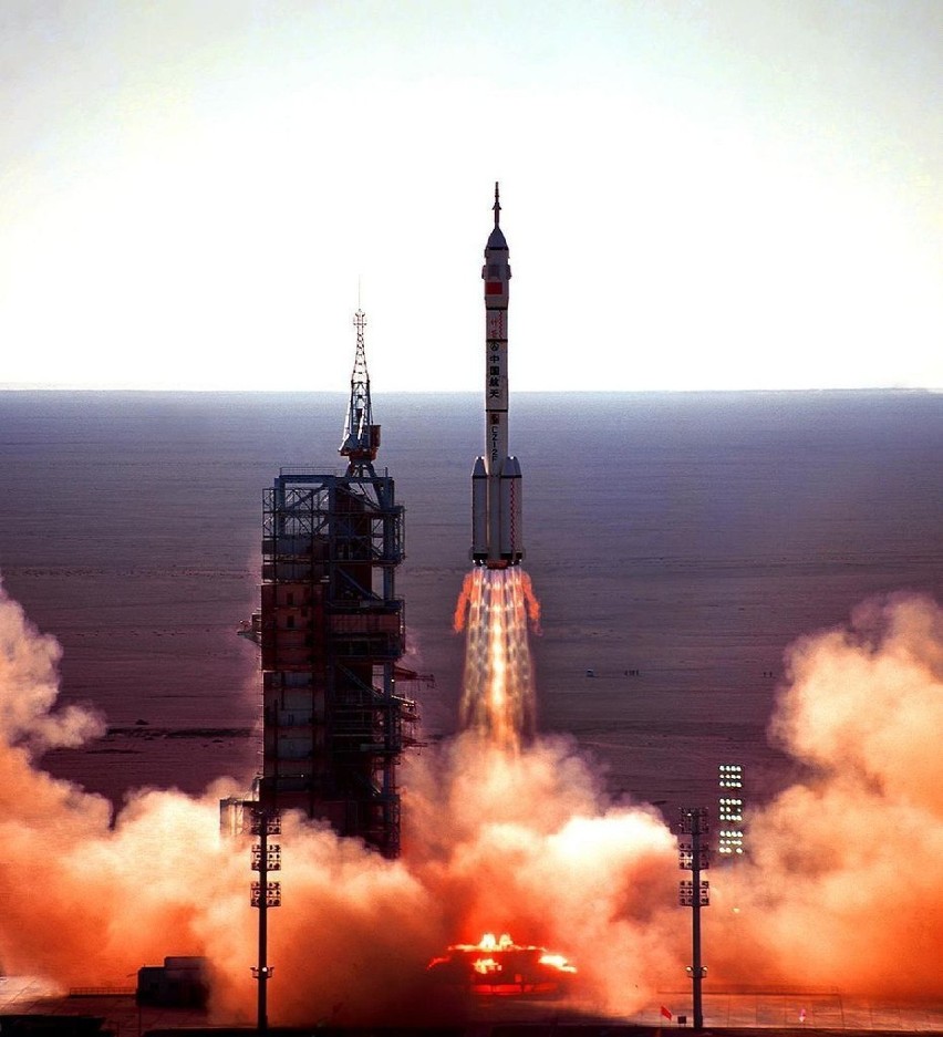 Start chińskiej rakiety kosmicznej w 2003 r....