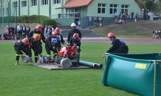 W XI Zawodach Sportowo – Pożarniczych Ochotniczych Straży Pożarnych powiatu lipnowskiego wzięło udział pięć drużyn kobiecych z: Dobrzynia nad Wisłą, Suradówka, Wichowa, Wioski i Źródeł. 
Wobec pań nie jest stosowana taryfa ulgowa i rywalizują one na równi z drużynami męskimi. Jedyna różnica jest w biegu sztafetowym z przeszkodami, gdzie zamiast pokonać ścianę o wysokości 170 cm przeskakują przez płotek lekkoatletyczny. Ostatecznie wśród pań triumfowała drużyna z Wichowa przed Suradówkiem i Dobrzyniem nad Wisłą. Musztrę najlepiej wykonały druhny z Wioski.



Flesz - wypadki drogowe. Jak udzielić pierwszej pomocy?

