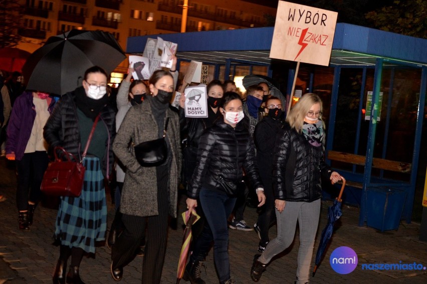 Transparenty na proteście kobiet we Włocławku