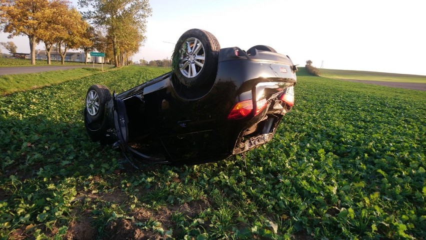 Kolizja w Laskach Wielkich (gmina Gąsawa). Jedno z aut wylądowało w polu, na dachu [zdjęcia] 