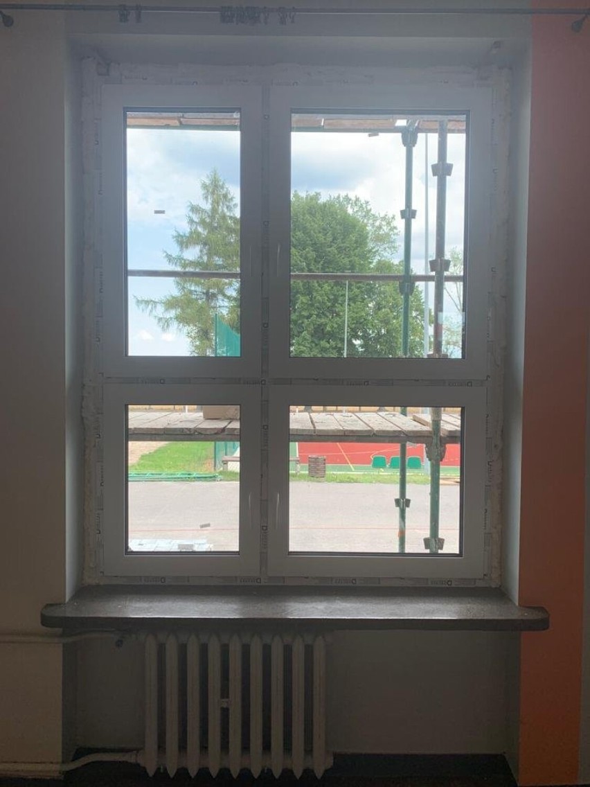 Trwa kompleksowa modernizacja trzech szkół w Broniszewicach, Czerminie i Żegocinie