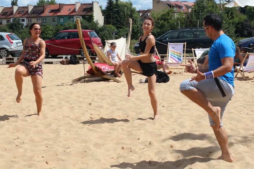 Tańczą i ćwiczą na Plaży Miejskiej [zdjęcia]