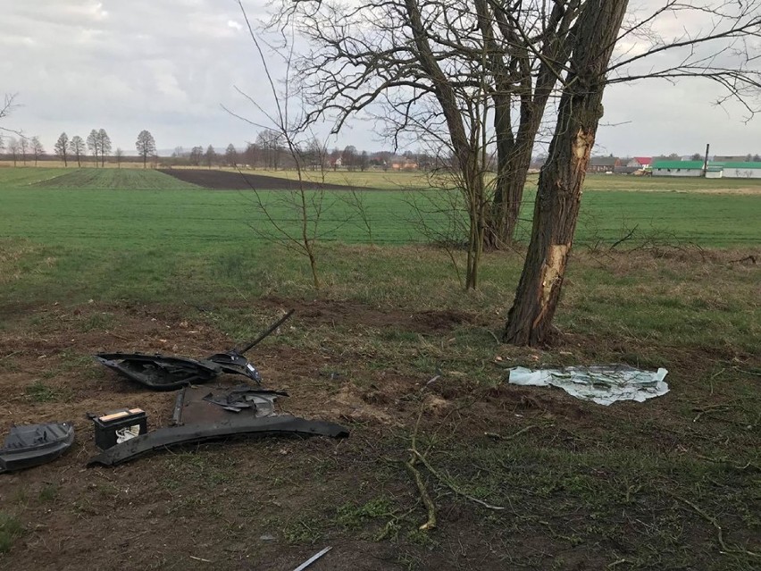 Wypadek na trasie Nadolnik - Zacharzyn. Auto zjechało z drogi i uderzyło w drzewo (FOTO)