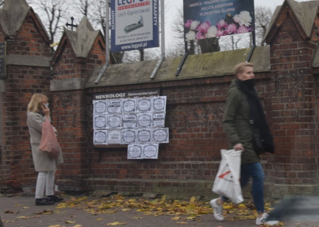 Nekrologów w niektóre dni jest tak wiele, że nie mieszczą się w wyznaczonych na nie miejscach