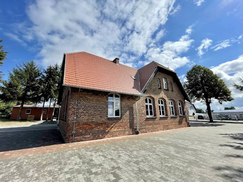 Budynek Szkoły Podstawowej w Radomierzu ma nowe pokrycie dachowe. Zobacz zdjęcia przed i po
