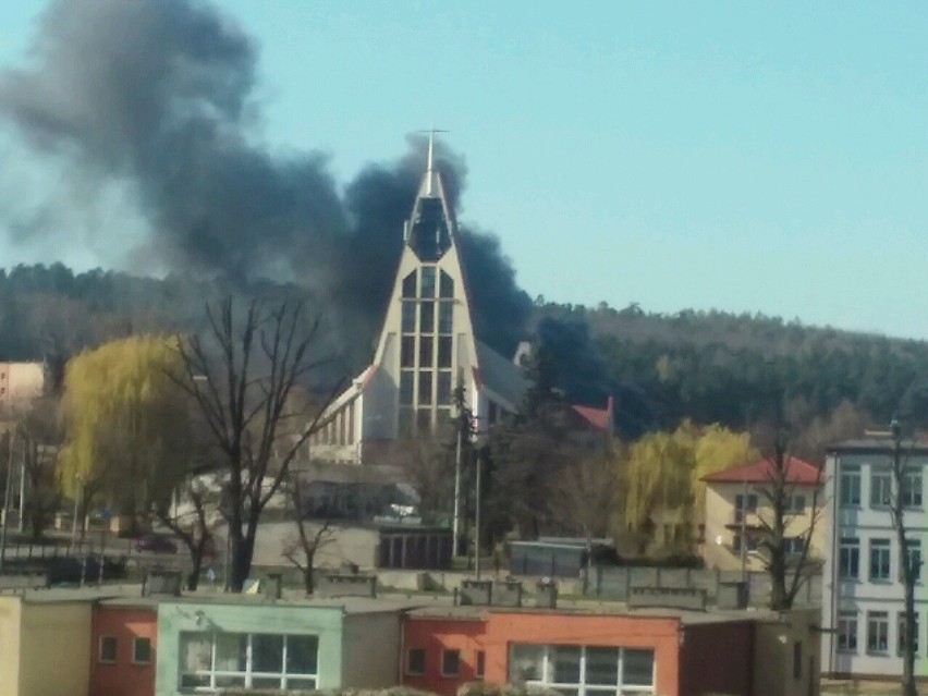Pożar drewnianego budynku przy ulicy Sokolej w Skarżysku. Strażacy w akcji