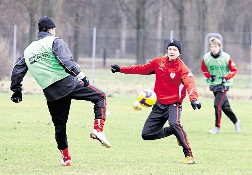 Piłkarze ŁKS od wtorku ćwiczą na boisku w parku na Zdrowiu.