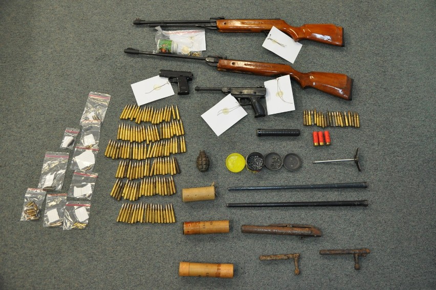 Policjanci znaleźli broń i materiały wybuchowe w Józefowie