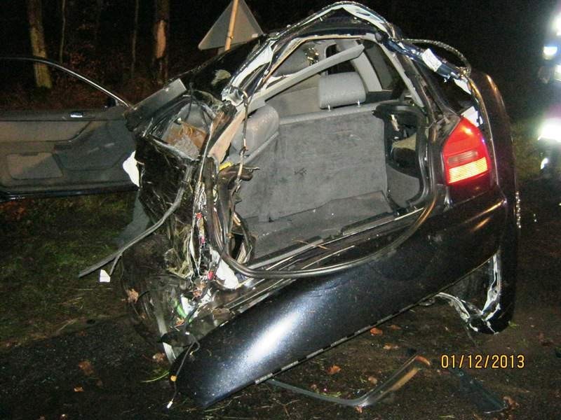 Wypadek w Karlinie. Na DW nr 163 Audi uderzyło w drzewo...