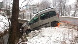 Wypadek drogowy w Czarnym Borze: Samochód zawisł nad rzeką (ZDJĘCIA)