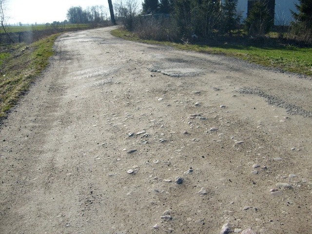 Drogi polne na Żuławach często są utwardzane i "łatane" szlaką.