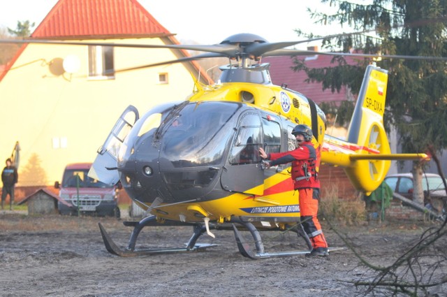Śmigłowiec ląduje często w nietypowych miejscach. W Dąbroszynie (na zdjęciu), aby zabrać rannego w wypadku drogowym, wylądował tuż obok zaparkowanych samochodów.