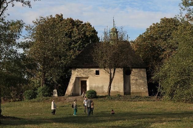 Romańsko-gotycki kości&oacute;ł św. Benedykta. Msze św. są odprawiane tylko 2 razy w roku: 21 marca  i we wtorek po Wielkanocy. W XIX w kości&oacute;ł był zaniedbany i groziło mu wyburzenie. 
Fot. Maria Majcher