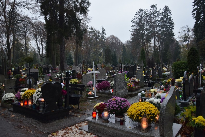 Czas zadumy i modlitwy. Elblążanie odwiedzają groby bliskich. Dzień Zaduszny na Cmentarzu Agrykola w Elblągu