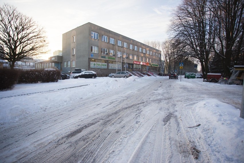 Zima w Słupsku trwa. Nie wszystkie chodniki i ulice są odśnieżane [ZDJĘCIA]