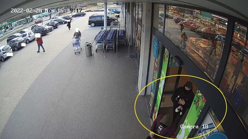 Kradzież w sklepie Aldi w Jastrzębiu-Zdroju. Łupem złodziei padło sporo alkoholu. Rozpoznajesz podejrzanych?