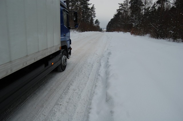 Chodnik przy nowej drodze do Pasieki jest bezużyteczny, bo zaśnieżony