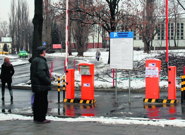 Mieszkańcy Sielca ze zdziwieniem przyglądają się nowym urządzeniom