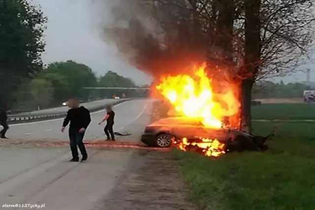 Do tragicznego wypadku doszło w sobotę, 4 maja na drodze krajowej nr 81 w Orzeszu w powiecie mikołowskim. Samochód osobowy wjechał w drzewo, a po chwili pojazd zaczął się palić.