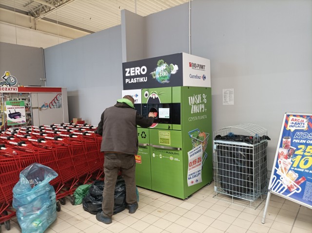 PETfur, pierwszy butelkomat w Jaworznie, cieszy się zainteresowaniem mieszkańców, którzy chętnie z niego korzystają