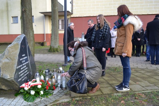 W rocznicę ogłoszenia w Polsce stanu wojennego, w Kartuzach delegacje złozyły kwiaty przed obeliskiem Danuty Siedzikówny ps. Inka.