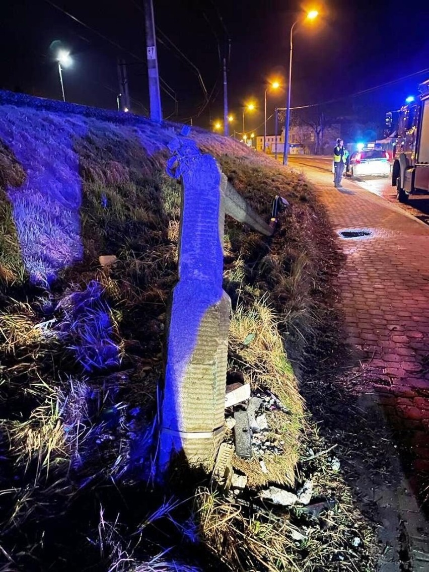 Nowy Sącz. Samochód osobowy ściął latarnię i wywrócił się. Nie wiadomo, kto nim jechał