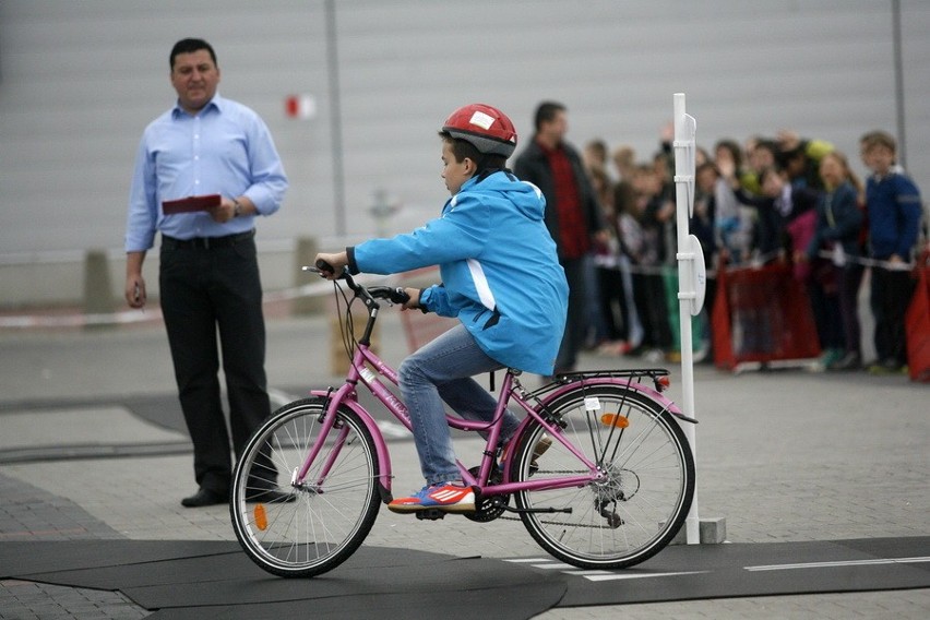 Legnica: Uczniowie zdają na kartę rowerową (FOTO)