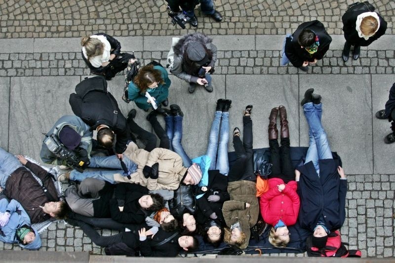 Wrocław: 11 studentów protestowało leżąc