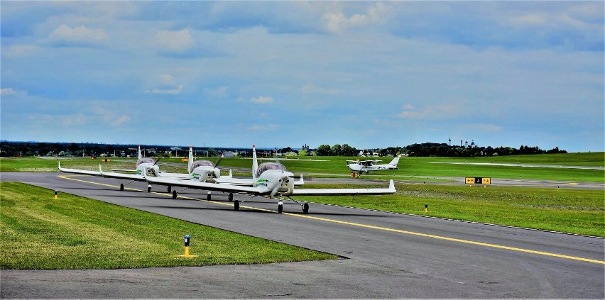  Nowy pas startowy na lotnisku szkoleniowym PWSZ w Chełmie już gotowy. Zobacz zdjęcia