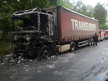 Miaty: Płonący TIR. Ciężarówka zapaliła się na drodze pod Trzemesznem