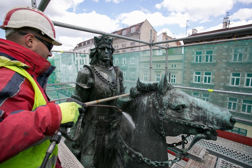 Czyszczenie pomnika Grunwaldzkiego