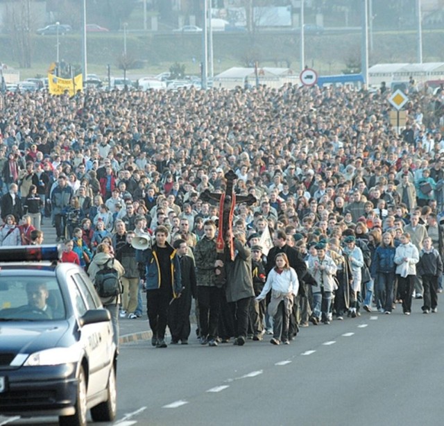 Kwiecień 2005. Tak w województwie śląskim opłakiwaliśmy zmarłego papieża Jana Pawła II
Zobacz kolejne zdjęcia. Przesuwaj zdjęcia w prawo - naciśnij strzałkę lub przycisk NASTĘPNE