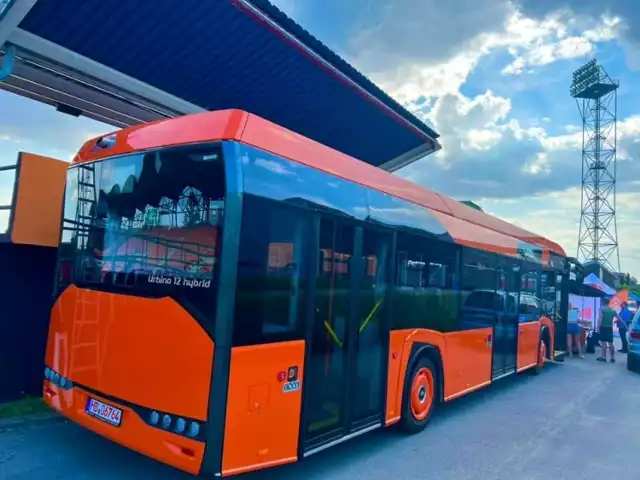 Hybrydowy autobus Solaris zaprezentowano podczas Dni Ostrowca. Więcej zdjęć tego autobusu na kolejnych slajdach.