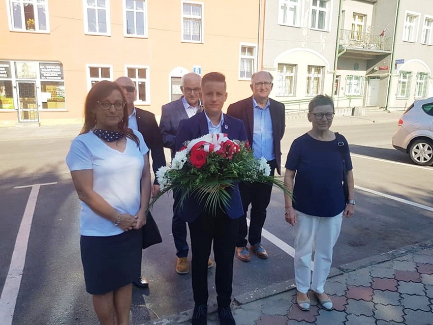 Samorządowcy złożyli kwiaty przy prabuckim pomniku pamięci.