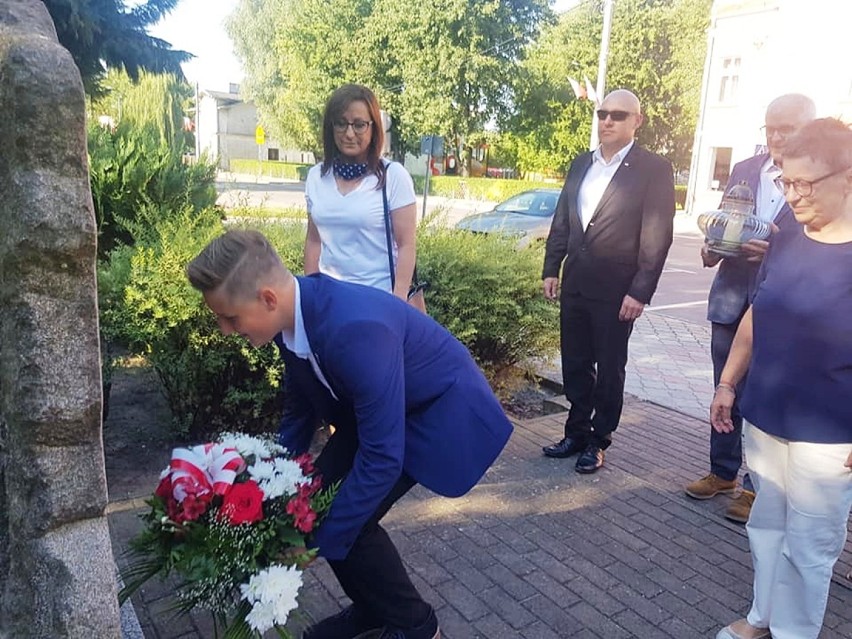 Samorządowcy złożyli kwiaty przy prabuckim pomniku pamięci.