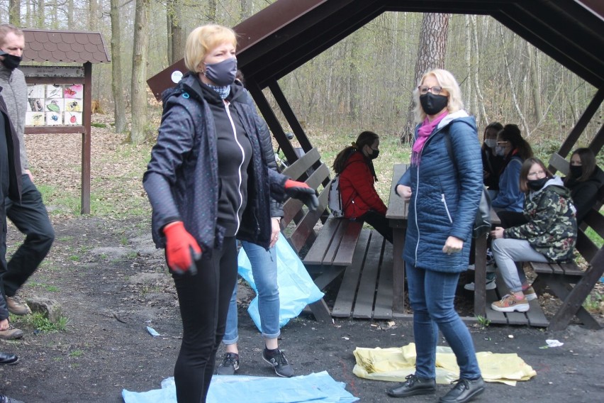 Mieszkańcy sprzątali las przy ul. Bolewskiego [ZDJĘCIA]