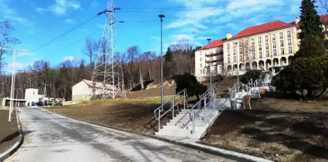 Szpital Kolejowy w Wilkowicach-Bystrej zyskał nową drogę dojazdową oraz schody do wejścia głównego