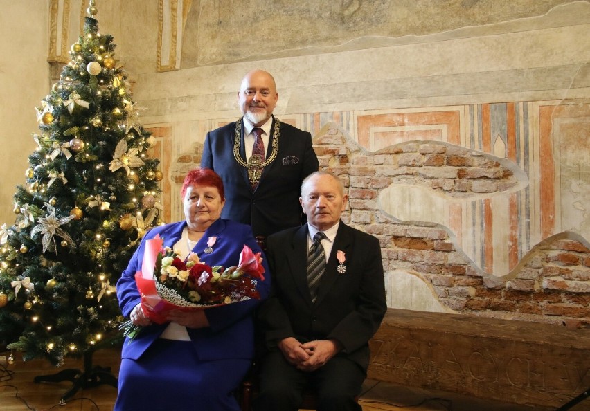 Złote gody w Jarosławiu. 7 par otrzymało Medale za Długoletnie Pożycie Małżeńskie [ZDJĘCIA] 