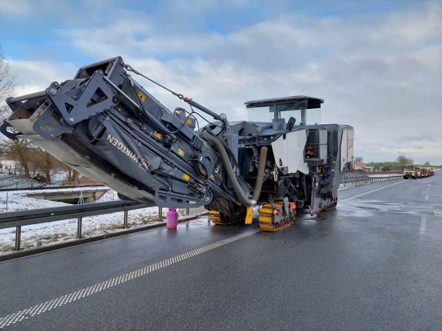 Maszyna do zrywania asfaltu pracuje na obwodnicy Szczecinka